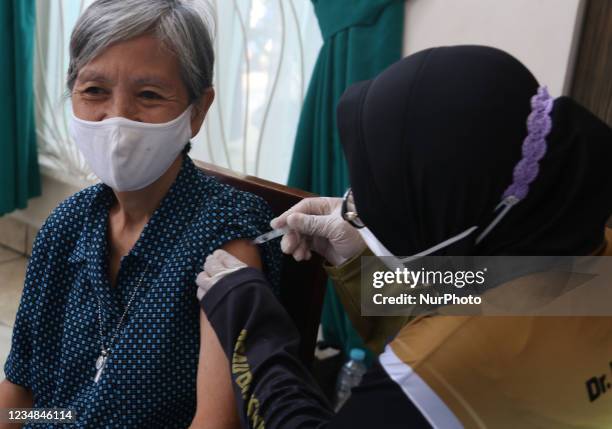 Children with special needs receive the Covid-19 vaccination from the Bhakti Luhur Foundation, Parung, Bogor, West Java on August 24, 2021. With...