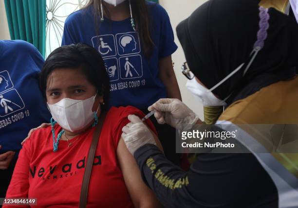 Children with special needs receive the Covid-19 vaccination from the Bhakti Luhur Foundation, Parung, Bogor, West Java on August 24, 2021. With...