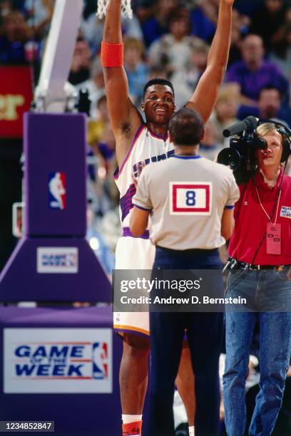 Oliver Miller of the Phoenix Suns reacts to play against the Chicago Bulls on February 6, 1994 in Phoenix, Arizona at America West Arena. NOTE TO...