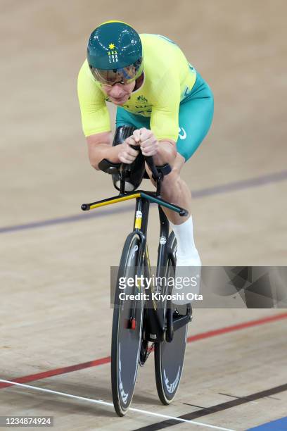 Darren Hicks of Team Australia competes in the Track Cycling Men's C2 3000m Individual Pursuit Gold Medal race on day 2 of the Tokyo 2020 Paralympic...