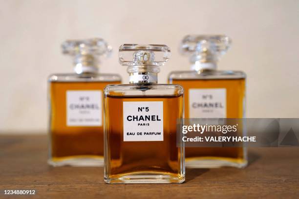 Chanel No5 Intense Bath Oil A65 Redactionele stockfoto