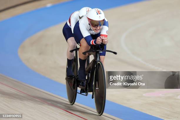 Sophie Unwin and pilot Jenny Holl of Team Great Britain compete in the women's B 3000m Individual pursuit track cycling on day 4 of the Tokyo 2020...