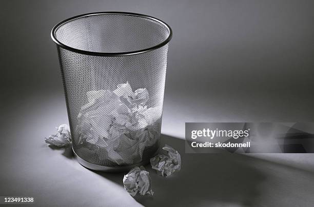 bloco de escritores - lata de lixo imagens e fotografias de stock