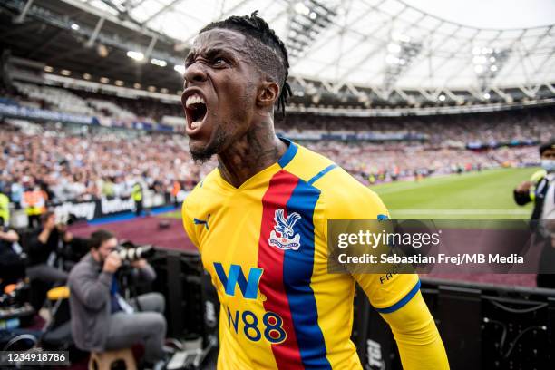 Wilfried Zaha of Crystal Palace celebrate after hes team score 2nd goal during the Premier League match between West Ham United and Crystal Palace at...