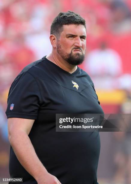Kansas City Chiefs Offensive Line Photos and Premium High Res Pictures ...