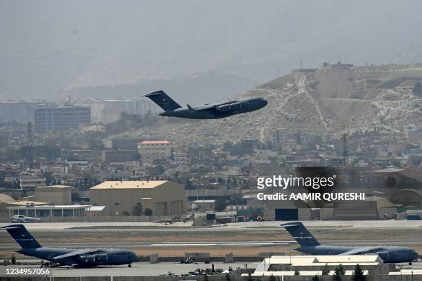An US Air Force aircraft takes off from the airport in Kabul on August 30, 2021. - Rockets were fired at Kabul's airport on August 30 where US troops...