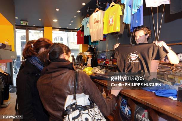 Des clientes de la boutique de T-shirts Ch'ti lilloise, "Le gallodrome" choisissent des T-shirts, le 07 mars 2008 à Lille. BD en ch'ti, T-shirts...