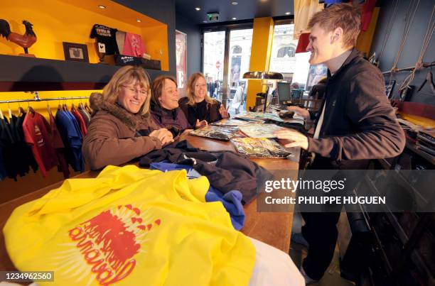 Des clientes de la boutique de T-shirts Ch'ti lilloise, "Le gallodrome" choisissent des T-shirts, le 07 mars 2008 à Lille. BD en ch'ti, T-shirts...