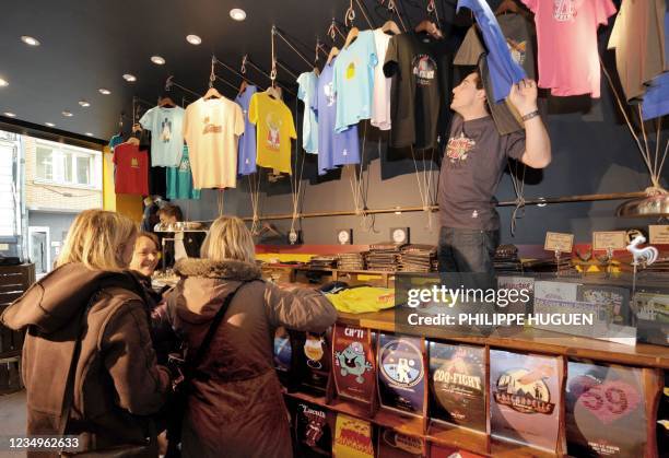 Des clientes de la boutique de T-shirts Ch'ti lilloise, "Le gallodrome" choisissent des T-shirts, le 07 mars 2008 à Lille. BD en ch'ti, T-shirts...