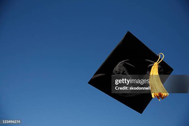 graduation cap - bachelor stockfoto's en -beelden