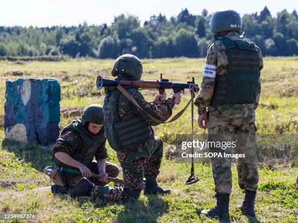 American Rpg 7 Rpg 7 Rocket Launcher Photos and Premium High Res Pictures - Getty Images