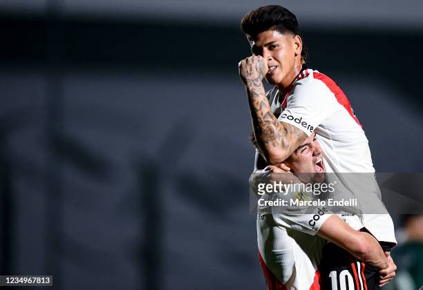 Jorge Carrascal of River Plate celebrates with teammate Agustín Palavecino after scoring the first goal of his team during a match between Sarmiento...