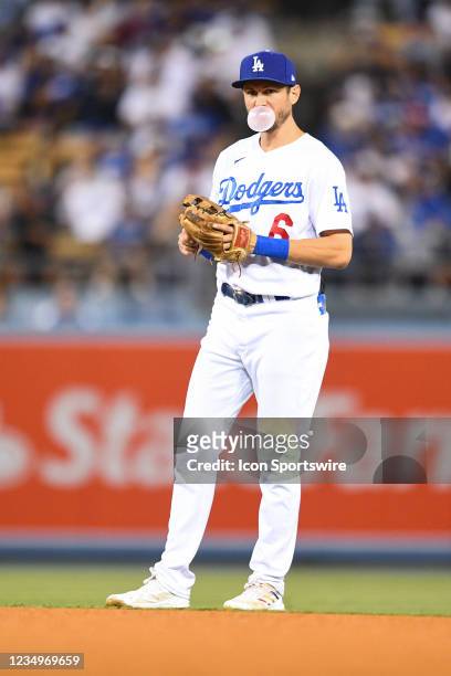Los Angeles Dodgers second baseman Trea Turner blows a bubble during  News Photo - Getty Images