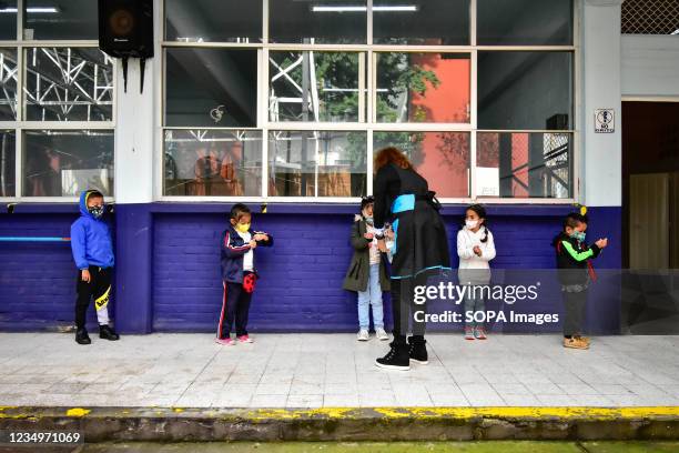 Teacher organizes kids before entering their classroom. Schools in Mexico return to face-to-face classes of the basic level for the 2021-2022 school...