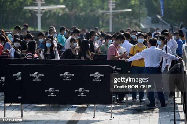 Universal Studio Queue Railing Gate 410 Universal Studios Entrance Stock Photos, High-Res Pictures, and ...