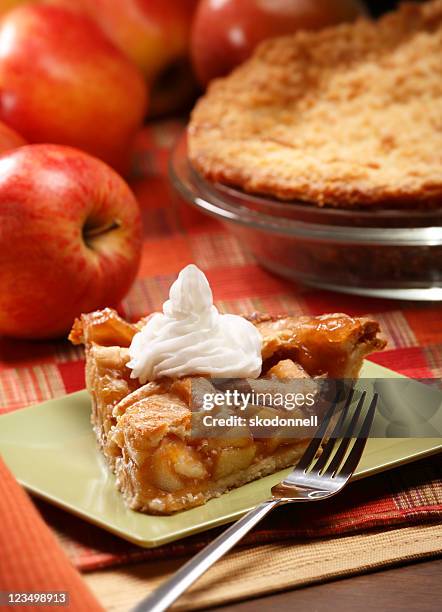 caseras pastel de manzana - pastel de manzana fotografías e imágenes de stock