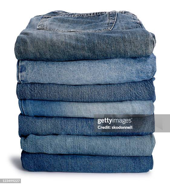 ordentlichen stapel von blue jeans - folded clothes stock-fotos und bilder