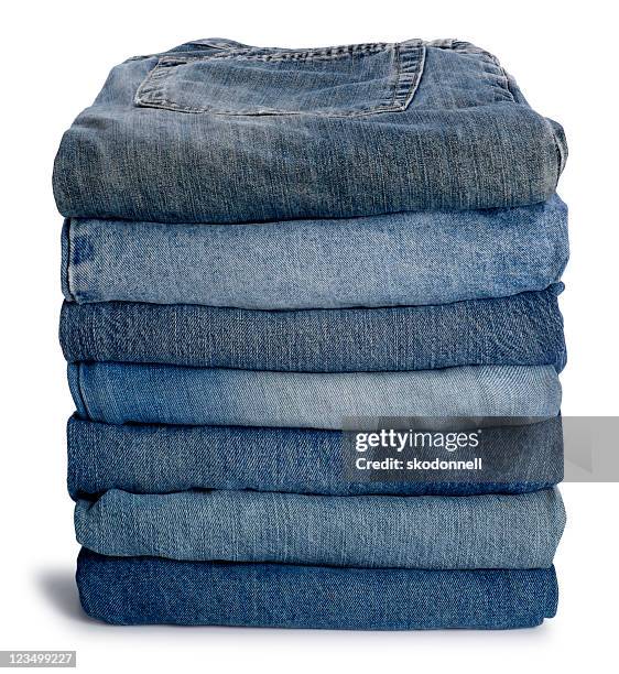 propre pile de blue jeans - jeans outfit photos et images de collection