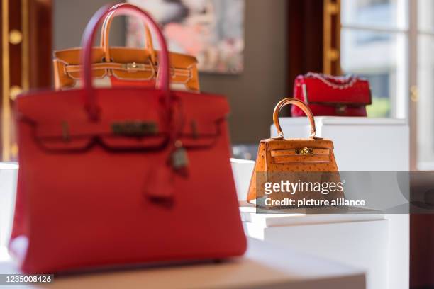 September 2021, North Rhine-Westphalia, Cologne: Luxury handbags by Louis Vuitton, Chanel and Hermes , Birkin Bag and Mini Birkin , are on display at...
