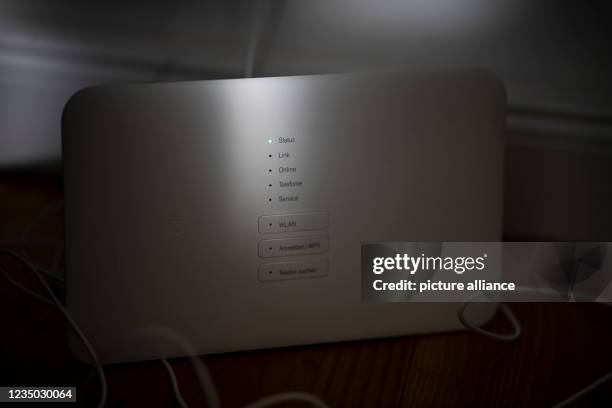 September 2021, Berlin: ILLUSTRATION - A WLAN router stands on the floor of an apartment. Photo: Fabian Sommer/dpa