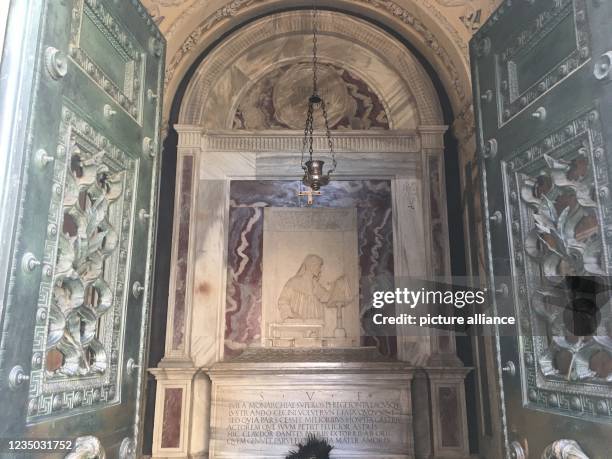 August 2021, Italy, Ravenna: The interior of the mausoleum of the Italian national poet Dante Alighieri: a sarcophagus with a Latin inscription and a...