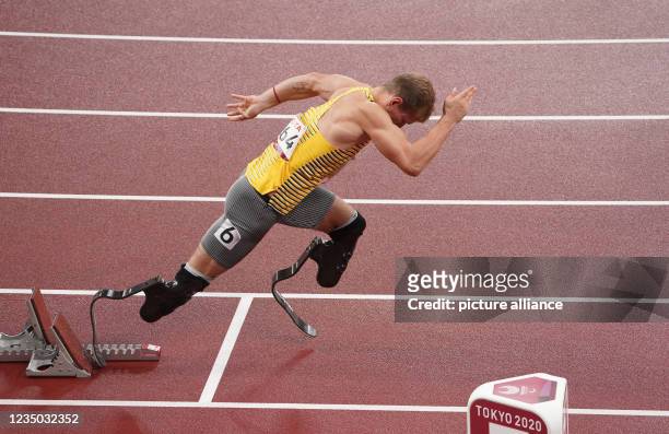 September 2021, Japan, Tokio: Paralympics: Track and field, men's 400 meters, T62 final, at Olympic Stadium. The future gold medallist Johannes...