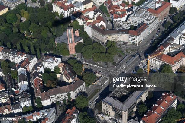 September 2021, Bavaria, Munich: The Sendlinger Tor seen from a zeppelin. Currently, sightseeing flights over Munich can be made from Oberschleißheim...