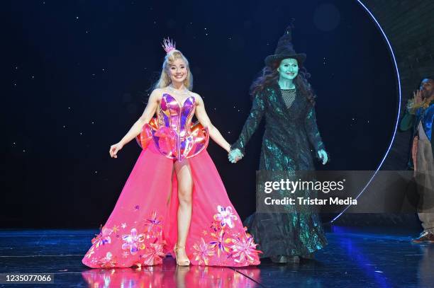 The cast of the show during the premiere of WICKED - Das Musical at Stage Theater Neue Flora on September 5, 2021 in Hamburg, Germany.