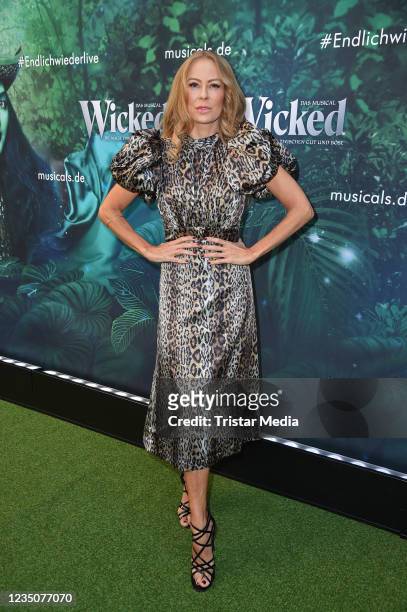 Jenny Elvers attends the premiere of WICKED - Das Musical at Stage Theater Neue Flora on September 5, 2021 in Hamburg, Germany.