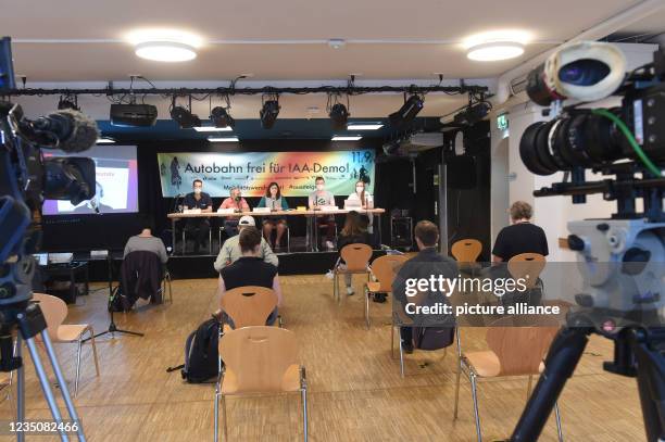 September 2021, Bavaria, Munich: Andreas Schön , Roland Süß , the moderator Frauke Distelrath, Jonathan Kolb and Marion Tiemann sit on a stage in the...