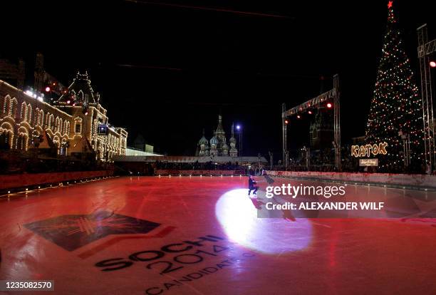 World and Olympic champions, Russian ice dancers Tatyana Navka and Roman Kostomarov perform during a gala figure skating show near St Basil's...