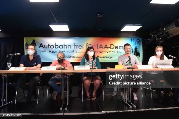 September 2021, Bavaria, Munich: Andreas Schön , Roland Süß , the moderator Frauke Distelrath, Jonathan Kolb and Marion Tiemann sit on a stage in the...