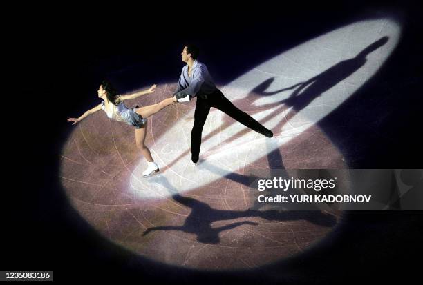 Chinese Xue Shen and Hongbo Zhao perform during the Gala-exhibition at the figure skating ISU Grand Prix final in St.Petersburg, 17 December 2006....
