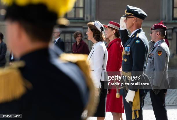 September 2021, Sweden, Stockholm: Elke Büdenbender , wife of President Steinmeier, and Queen Silvia of Sweden stand with military honours in the...