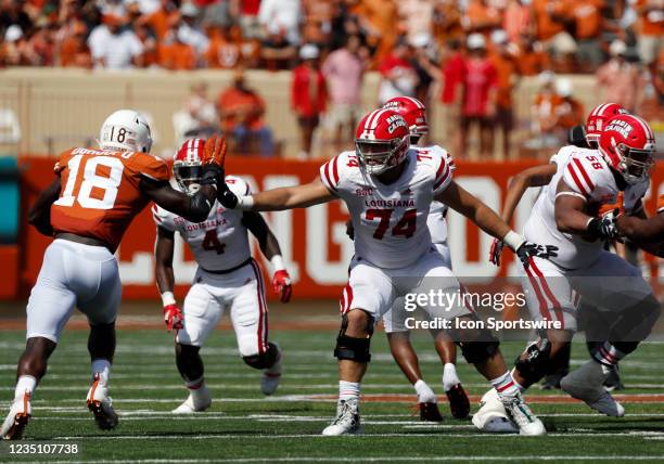 Louisiana - Lafayette Ragin Cajuns offensive lineman Max Mitchell makes a block against defensive linemen Ovie Oghoufo of the University of Texas...