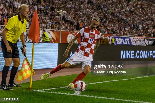 Marcelo Brozovic of Croatia takes the corner kick during the 2022 FIFA World Cup Qualifier match between Croatia and Slovenia at Stadion Poljud on...