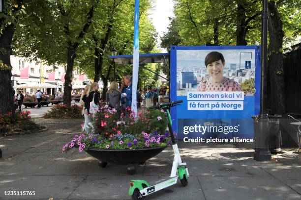 September 2021, Norway, Oslo: The conservative party of Norwegian Prime Minister Solberg is canvassing for votes on the central street Karl Johans...
