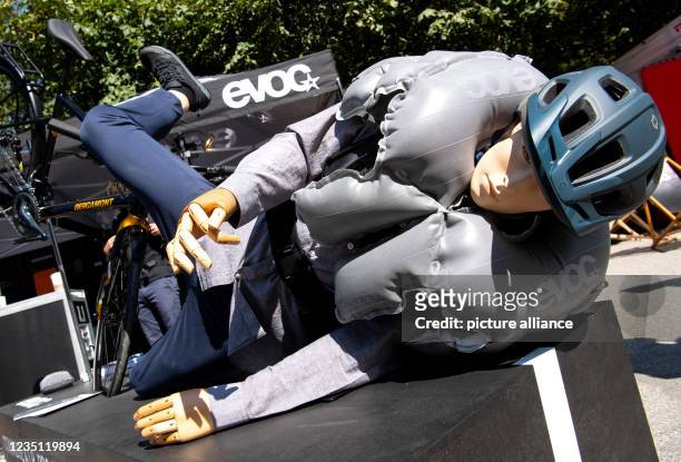 September 2021, Bavaria, Munich: An airbag for cyclists can be seen at the evoc booth during the International Motor Show . The IAA Mobility 2021...