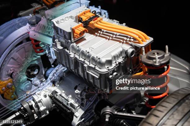 September 2021, Bavaria, Munich: A battery module can be seen above an electric motor at the Mercedes Benz stand during the International Motor Show...