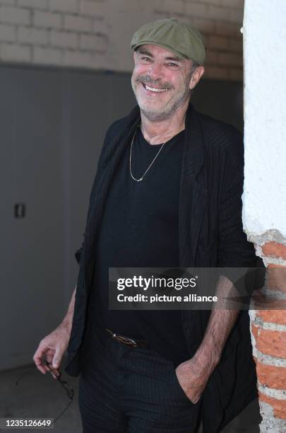 September 2021, Bavaria, Munich: Actor Peter Kremer looks into the camera before the preview of the play "A Kiss - Antonio Ligabue" at the Hoftheater...