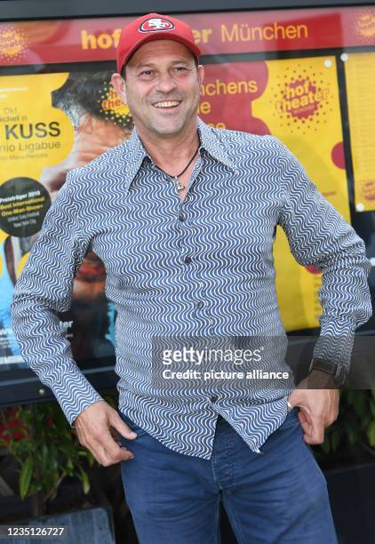 September 2021, Bavaria, Munich: Actor Michel Guillaume looks into the camera before the preview of the play "A Kiss - Antonio Ligabue" at the...