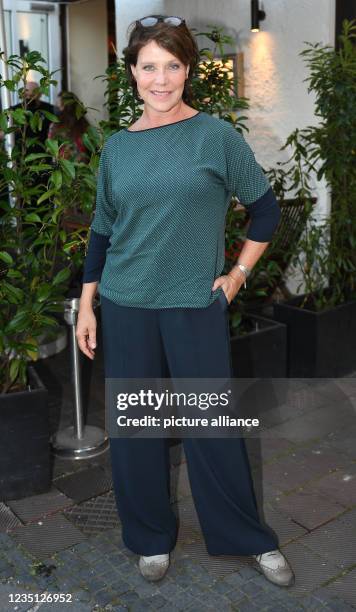 September 2021, Bavaria, Munich: Actress Janina Hartwig looks into the camera before the preview of the play "A Kiss - Antonio Ligabue" at the...