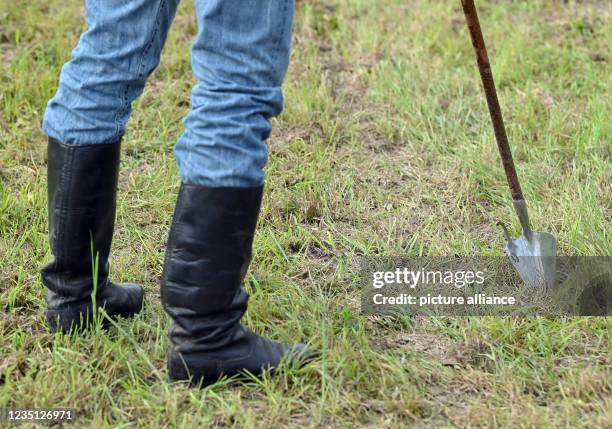 September 2021, Brandenburg, Altlandsberg: A shepherd wears boots and holds his herding stick at the 2021 Brandenburg Shepherds' State Performance...