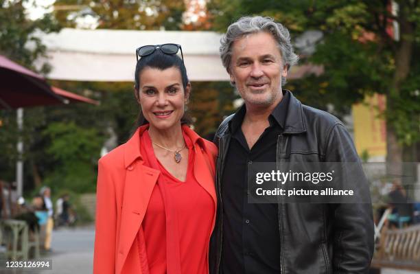 September 2021, Bavaria, Munich: Actors Nicola Tiggeler and Timothy Peach attend the preview of the play "A Kiss - Antonio Ligabue" at the Hoftheater...