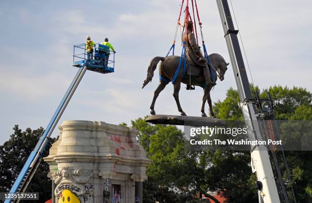 Crews remove the Robert E. Lee statue on Monument Avenue in Richmond, VA on September 8, 2021.