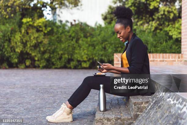 lunch break for a business woman in the outdoor office plaza - reusable water bottle office stock pictures, royalty-free photos & images