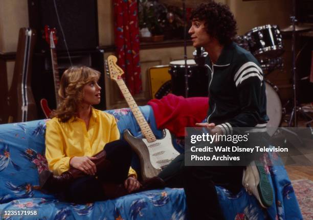 Elissa Leeds, Paul Provenza appearing in the ABC tv series 'Blue Jeans', episode 'Pilot'.