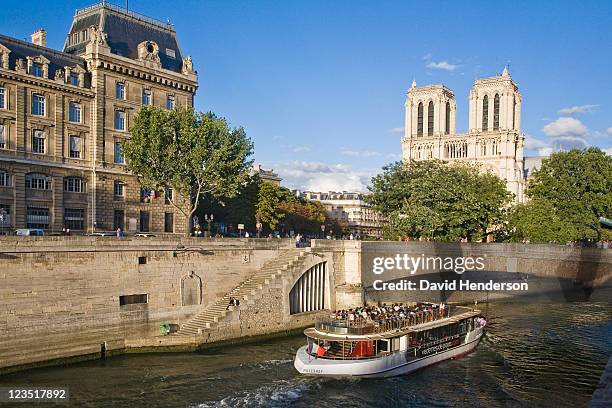 sightseeing boat, seine river with notre dame in the background, paris, france - fluss seine stock-fotos und bilder