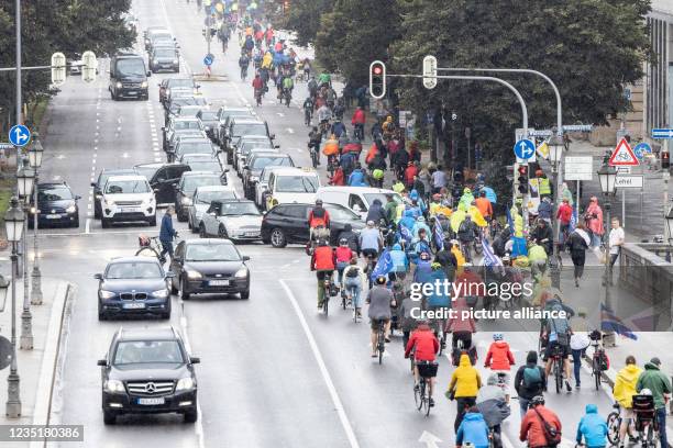 September 2021, Bavaria, Munich: Participants of a cycling star ride against the IAA during the International Motor Show towards the Theresienwiese....