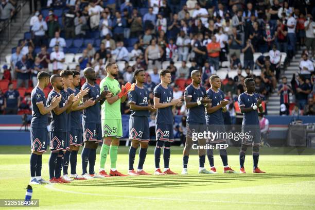 Fair Play - Hommage a Jean-Pierre ADAMS - EQUIPE DE FOOTBALL DU PSG DURING THE LIGUE 1 UBER EATS MATCH BETWEEN PARIS SAINT GERMAIN AND CLERMONT AT...